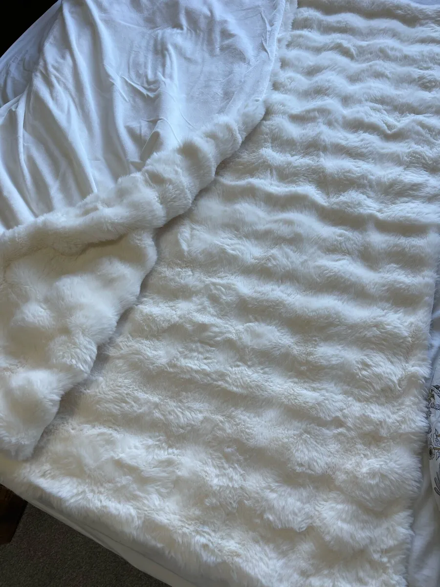 Faux Fur Throw Super Nice and Cosy *NEVER USED - Image 4