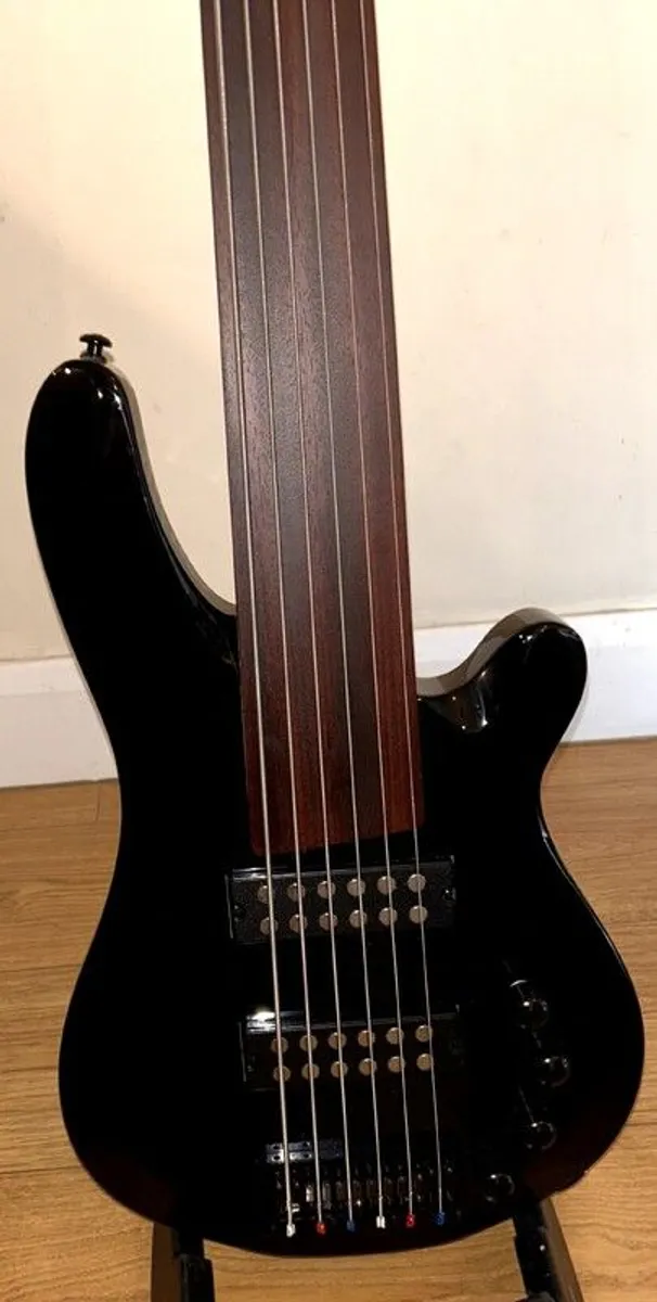 Harley Benton B-650FL BK Progressive Series (6-String Fretless Bass) - Pristine Condition - Image 2