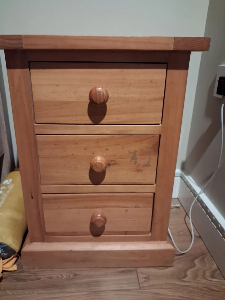 Pine chest of drawers and matching locker - Image 1