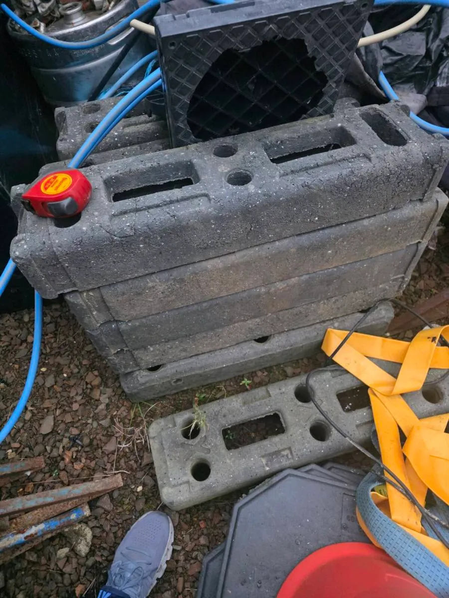 16 No. Heavy Duty Temporary Fencing Ballast Blocks