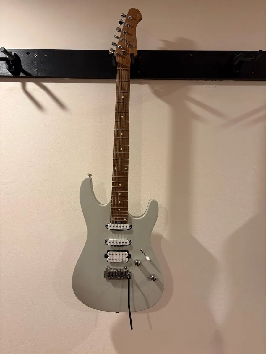 Electric guitar - Image 1