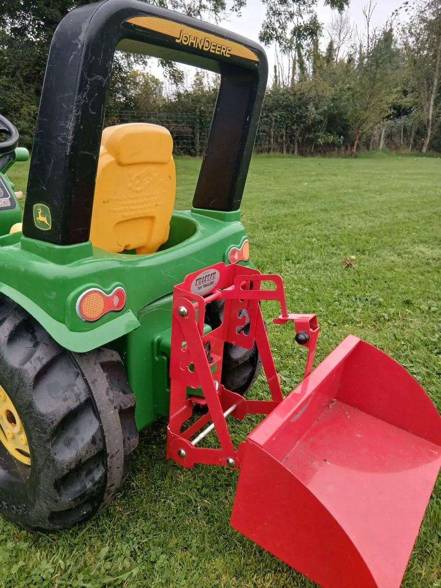 Kids pedal tractor and accessories - Image 2