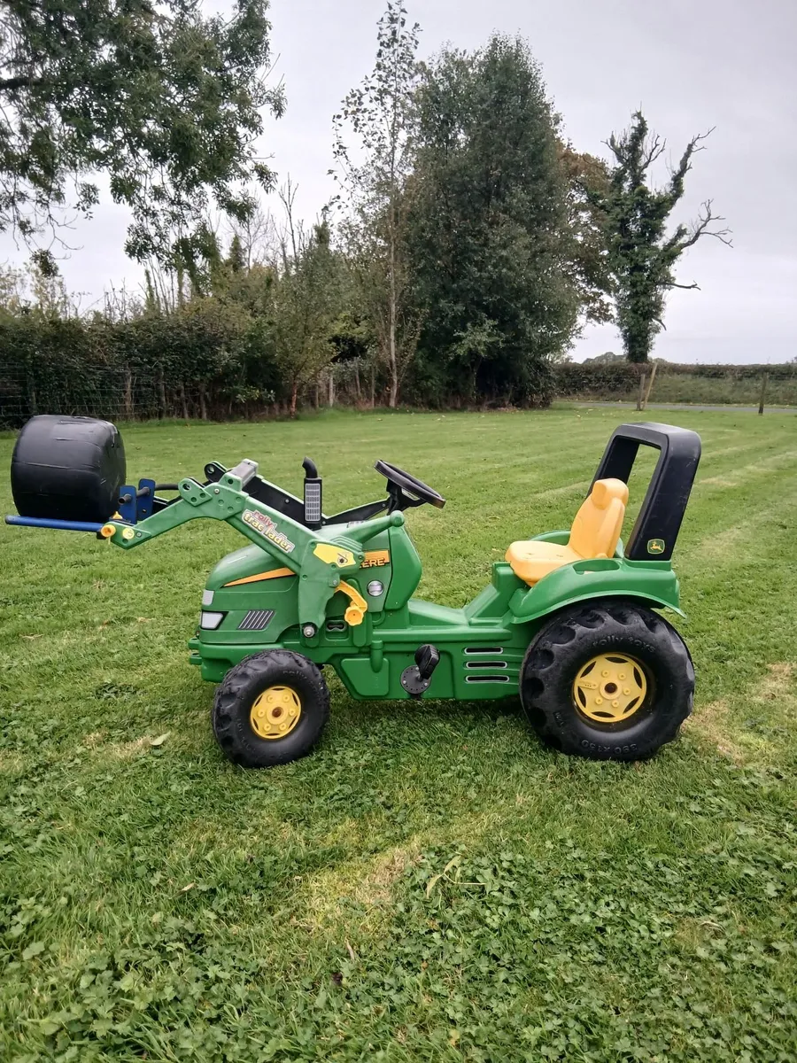 Kids pedal tractor and accessories - Image 3