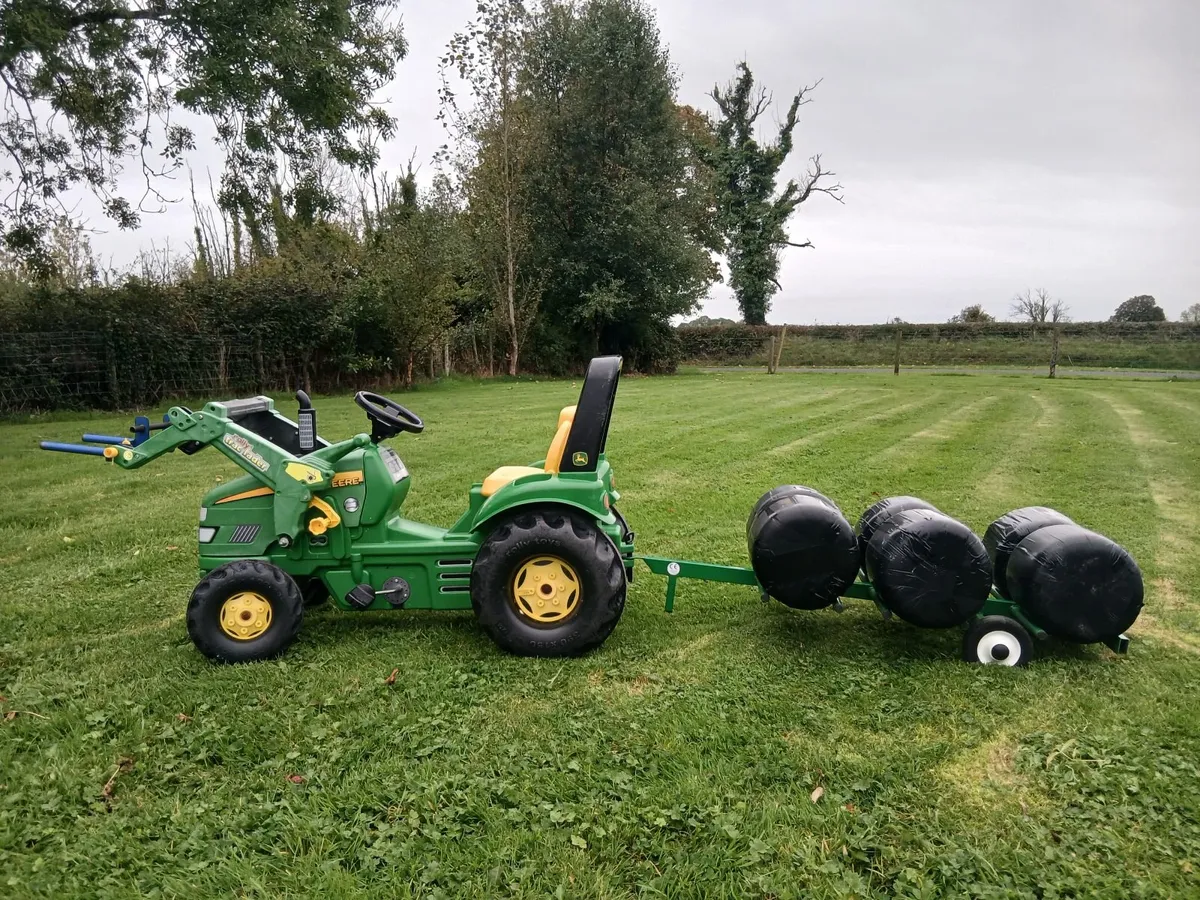 Kids pedal tractor and accessories - Image 4