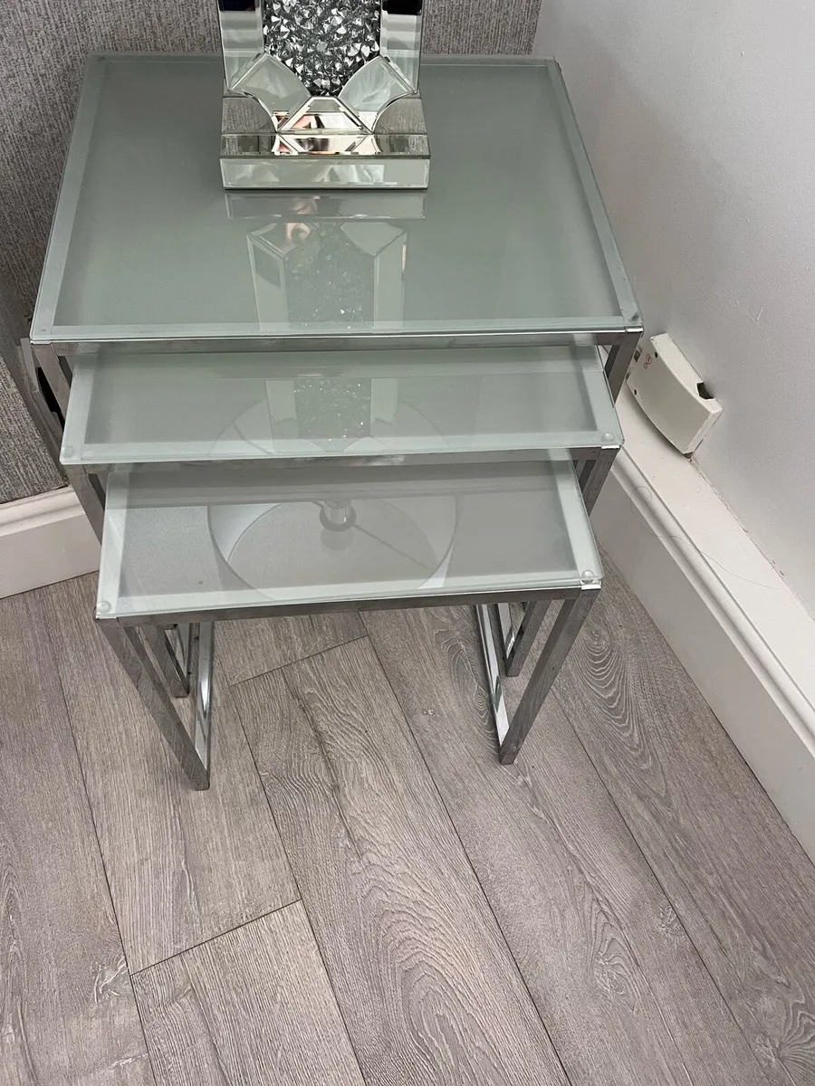3 nest tables