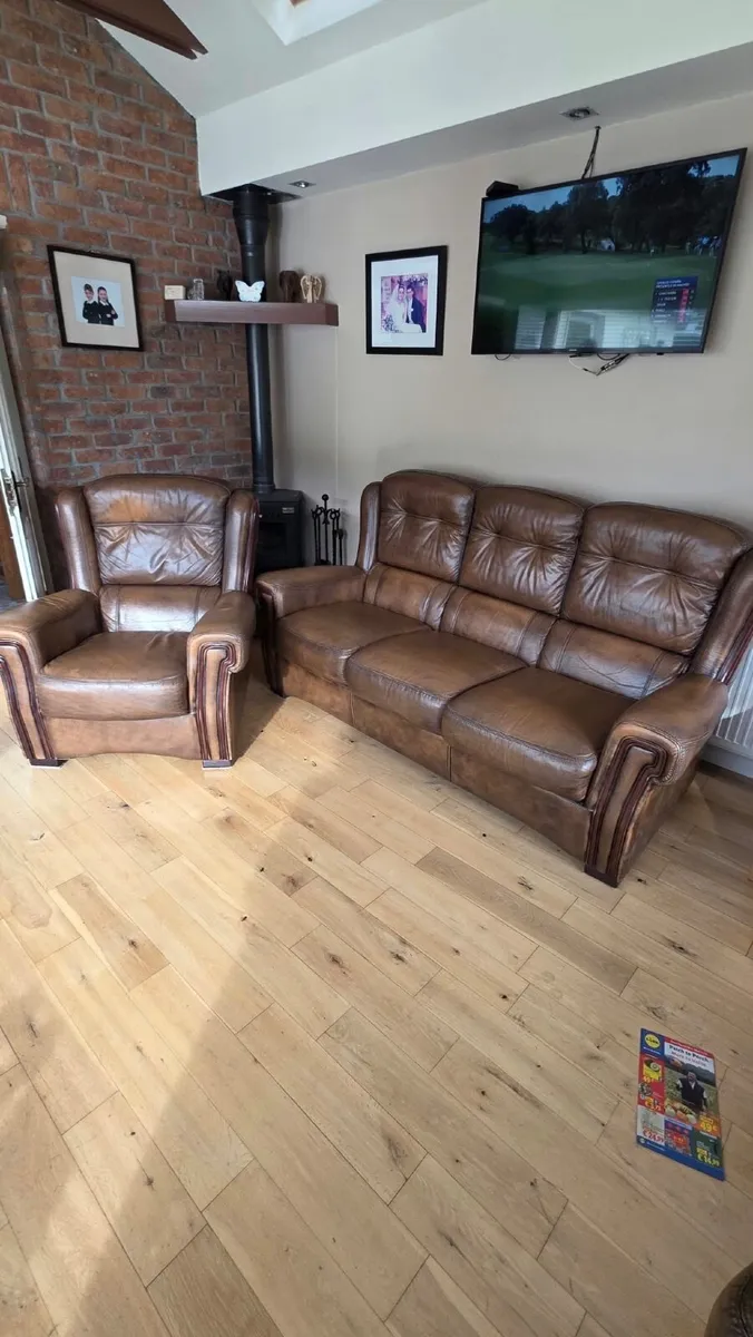 3 seater couch and 1 armchair - Image 1