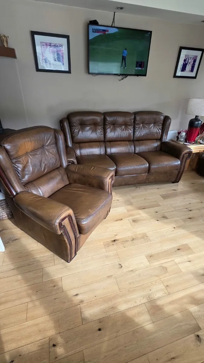 3 seater couch and 1 armchair - Image 2