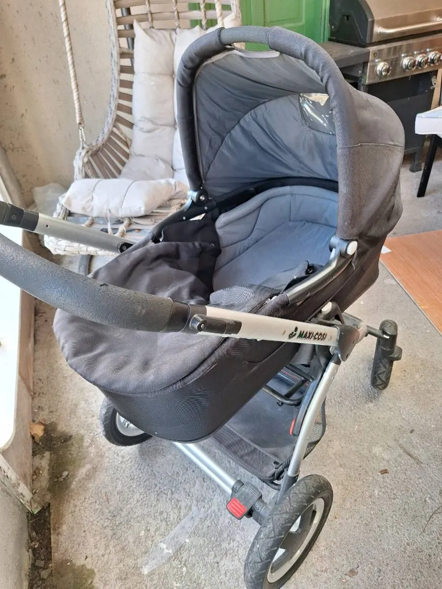 Pram, 1 car seats with 2 bases and basanette - Image 1