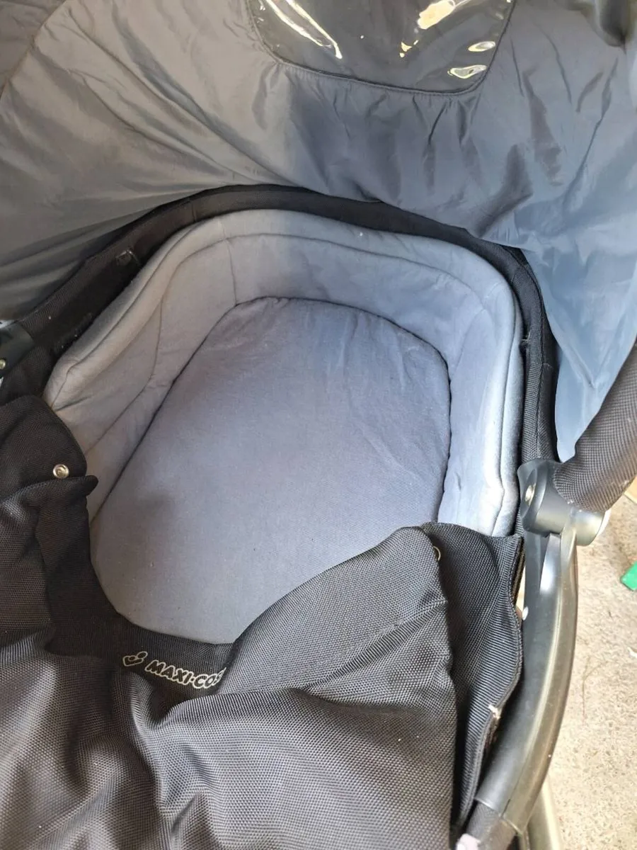 Pram, 1 car seats with 2 bases and basanette - Image 2
