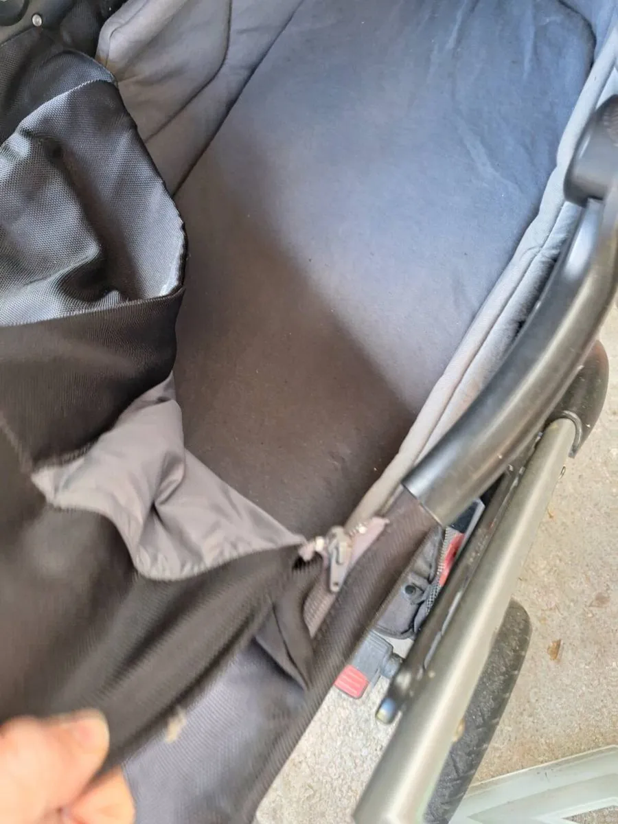 Pram, 1 car seats with 2 bases and basanette - Image 3