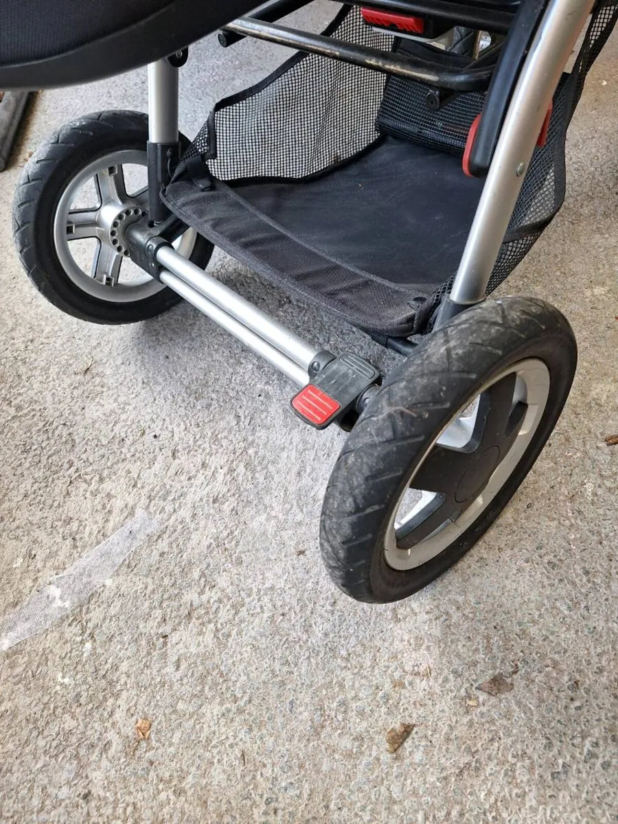 Pram, 1 car seats with 2 bases and basanette - Image 4