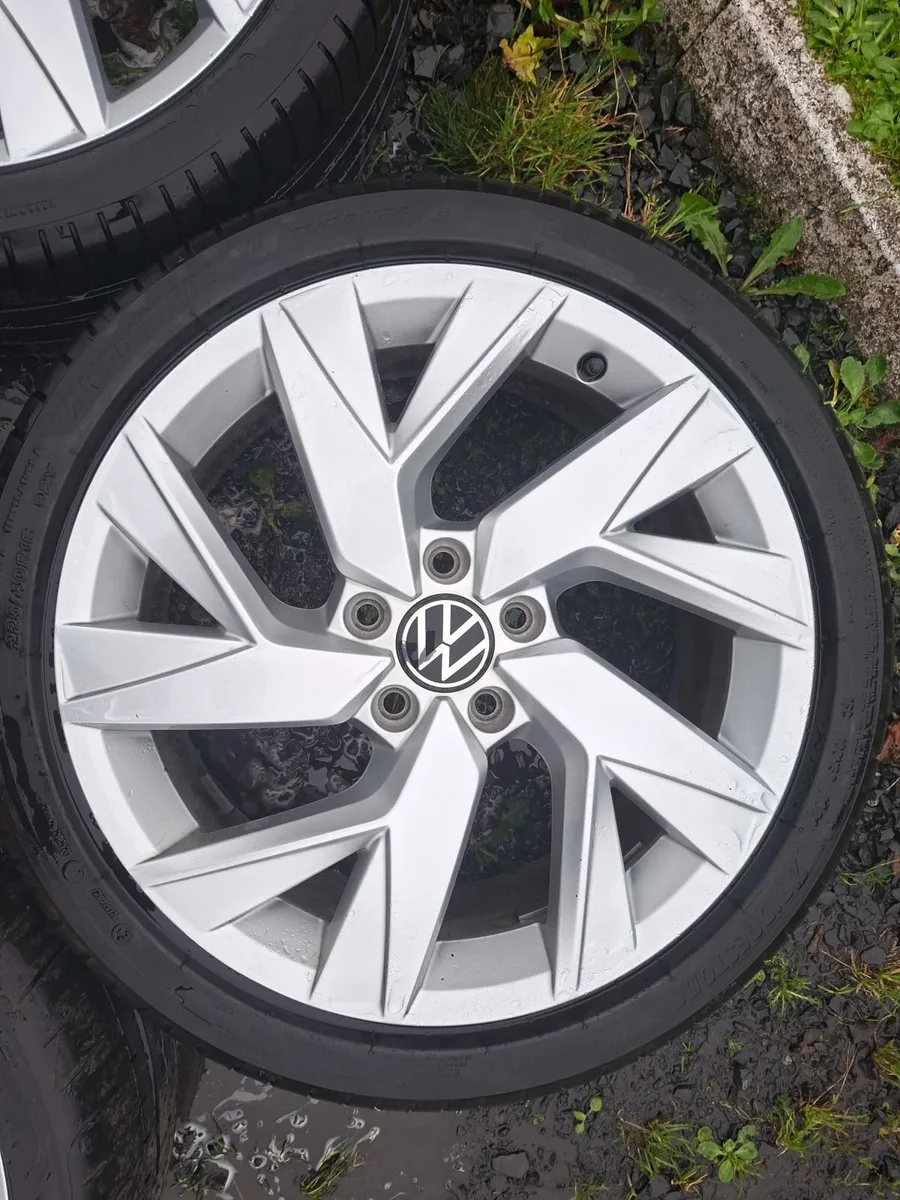 18" Genuine Vw Alloys with tyres - Image 4