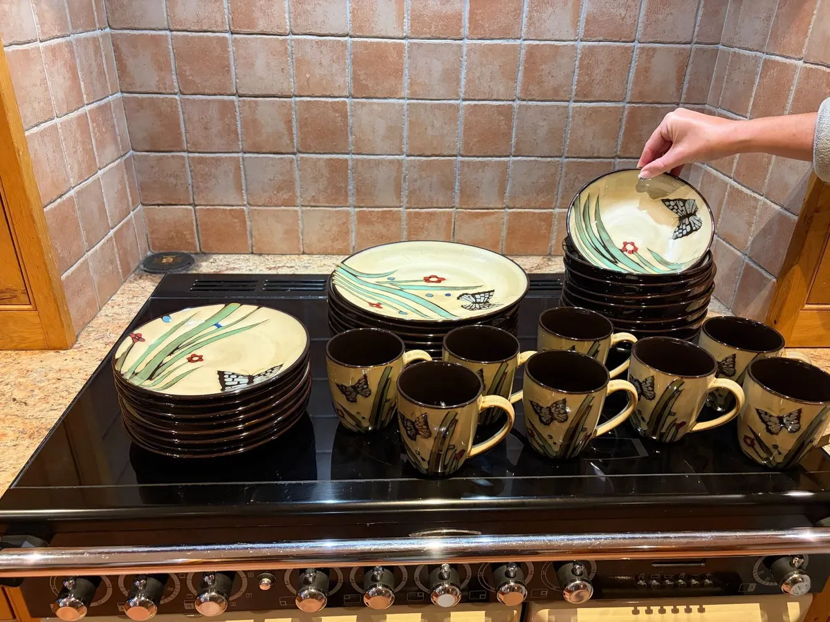 32 piece Dinner Set - Image 1