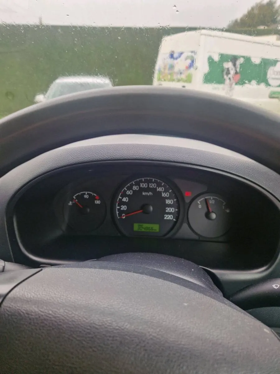 Hyundai H1 van - Image 2