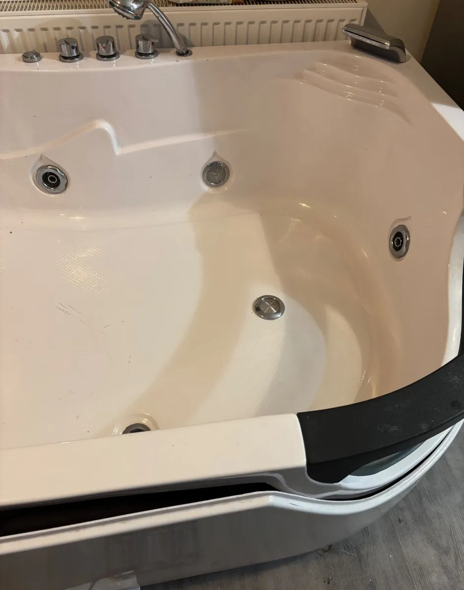 Bath with jacuzzi - Image 3