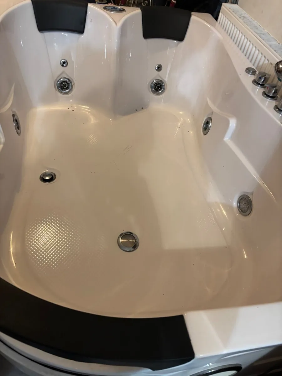 Bath with jacuzzi - Image 4