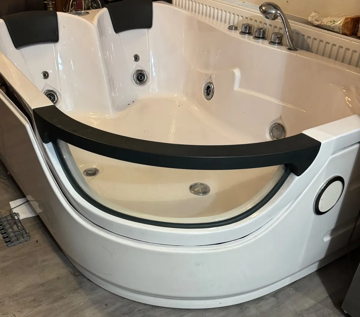 Bath with jacuzzi - Image 1