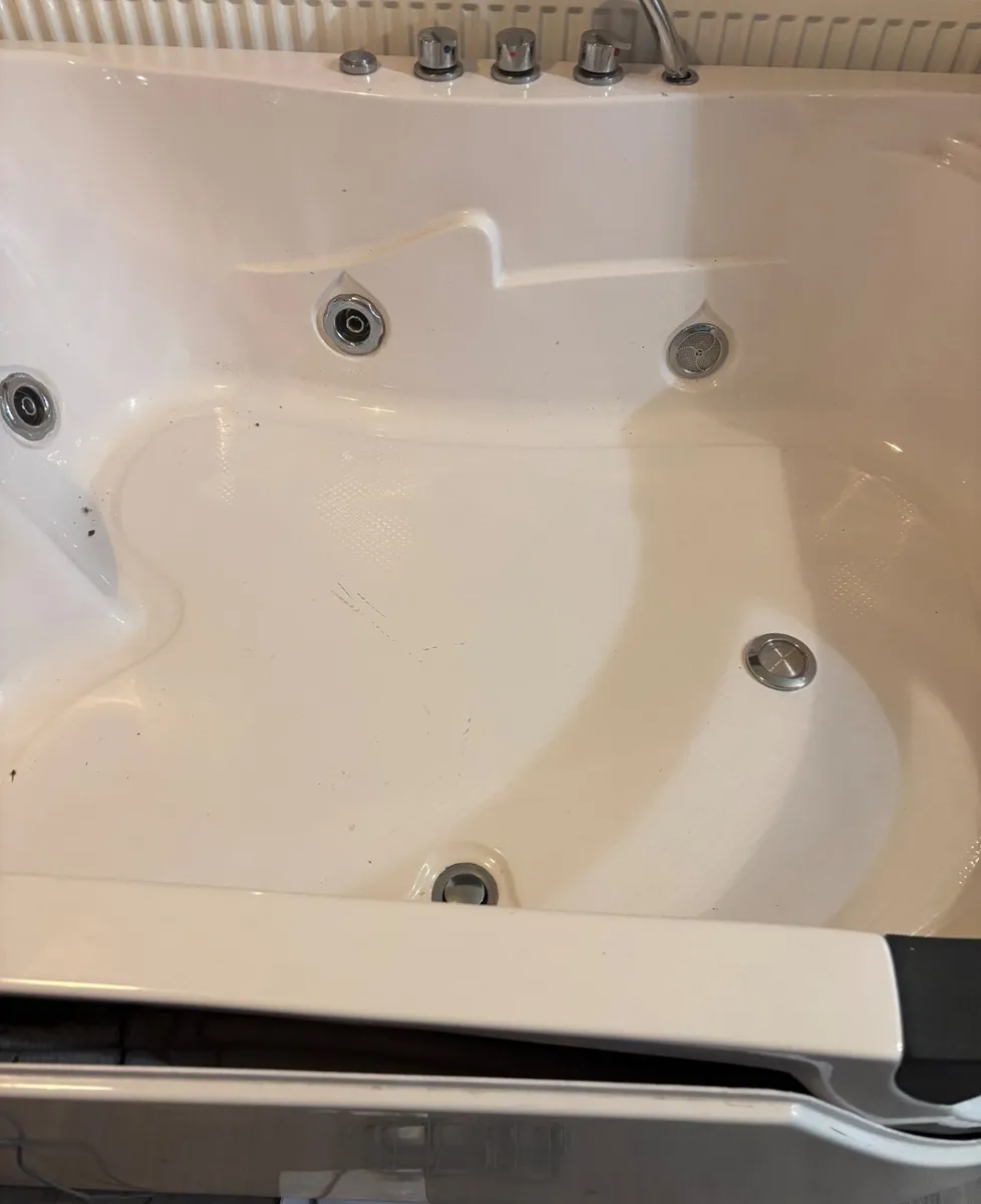 Bath with jacuzzi - Image 2