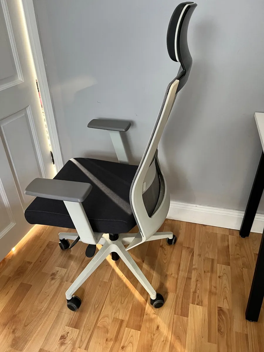 Office chair - Image 1