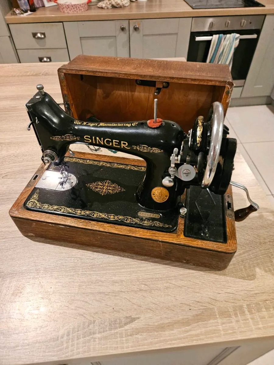 Antique Singer sewing machine - Image 2