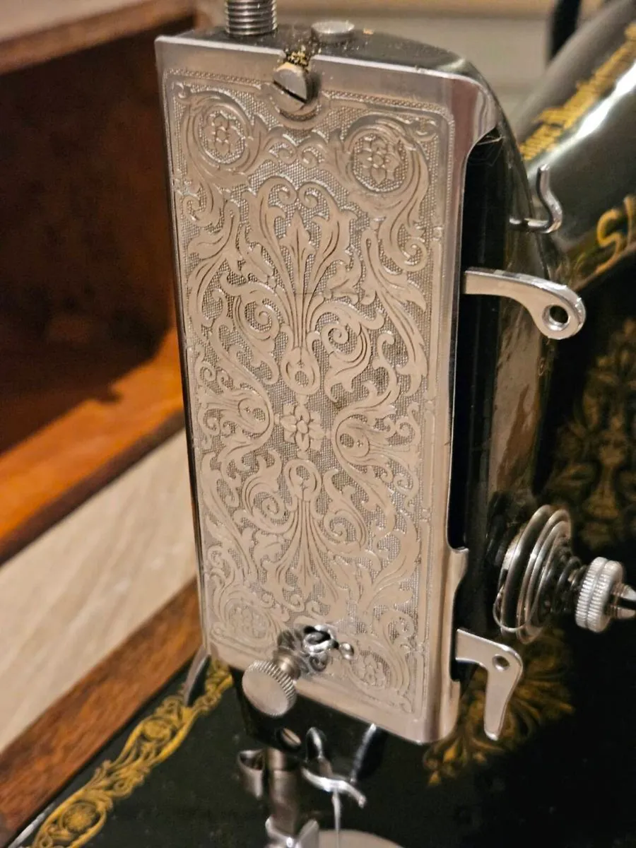 Antique Singer sewing machine - Image 3