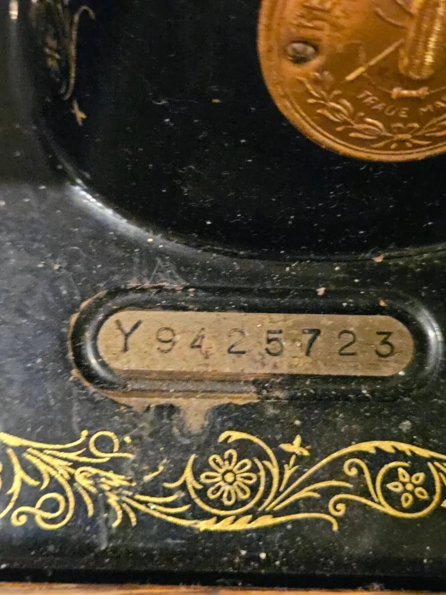 Antique Singer sewing machine - Image 4