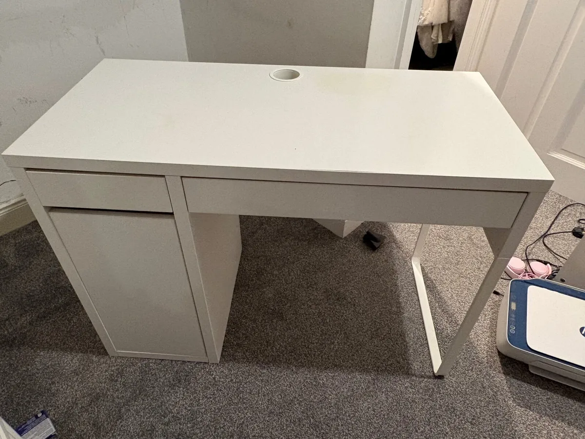 White ikea desk - Image 1