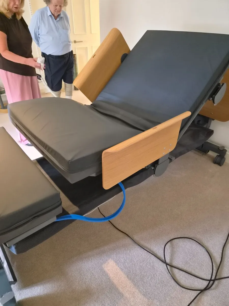 Nursing home transformer type adjustable bed - Image 1