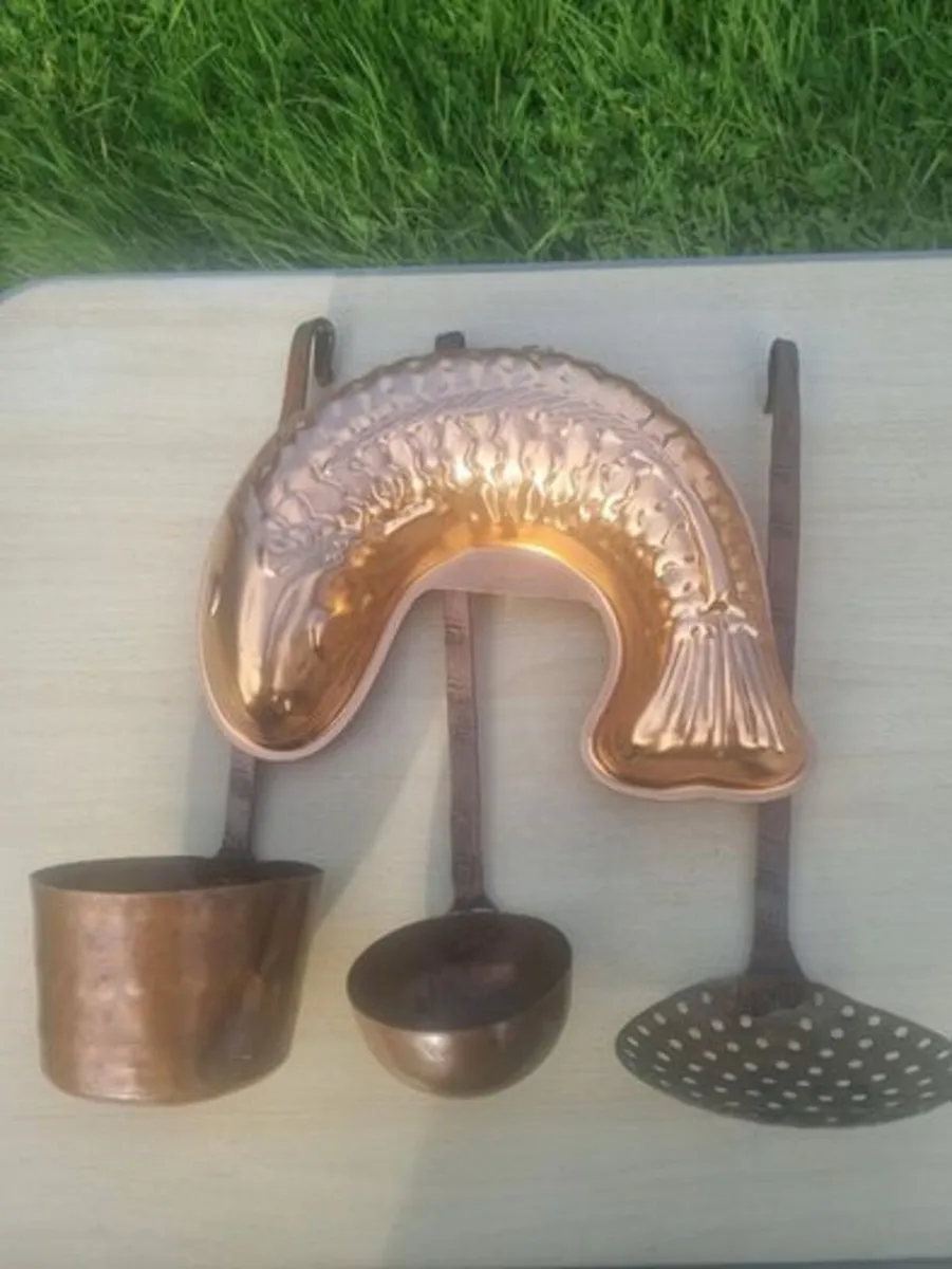 Vintage-style copper cookware and kitchen accessor - Image 1