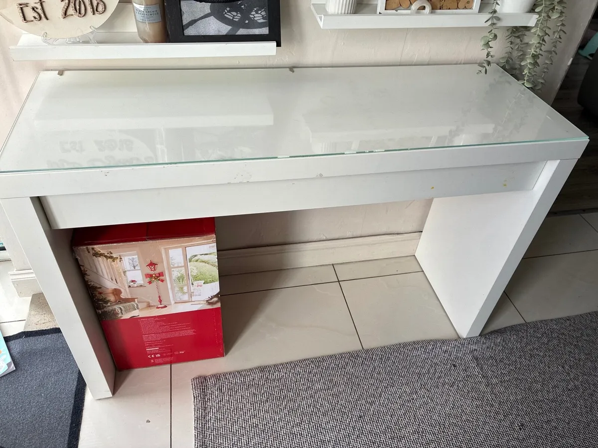 Vanity table - Image 1