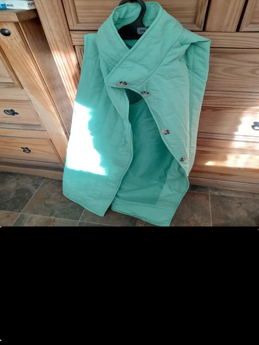 Green sleveless coat - Image 2