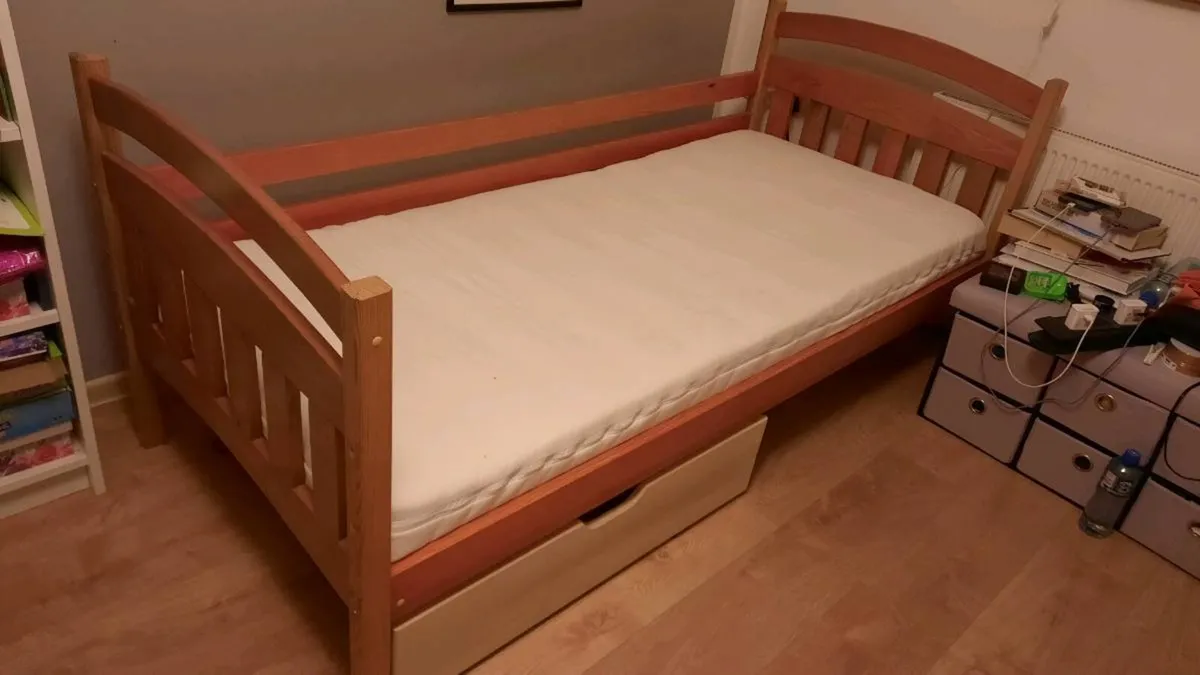 Bunk bed or freestanding 2 single bed - Image 4
