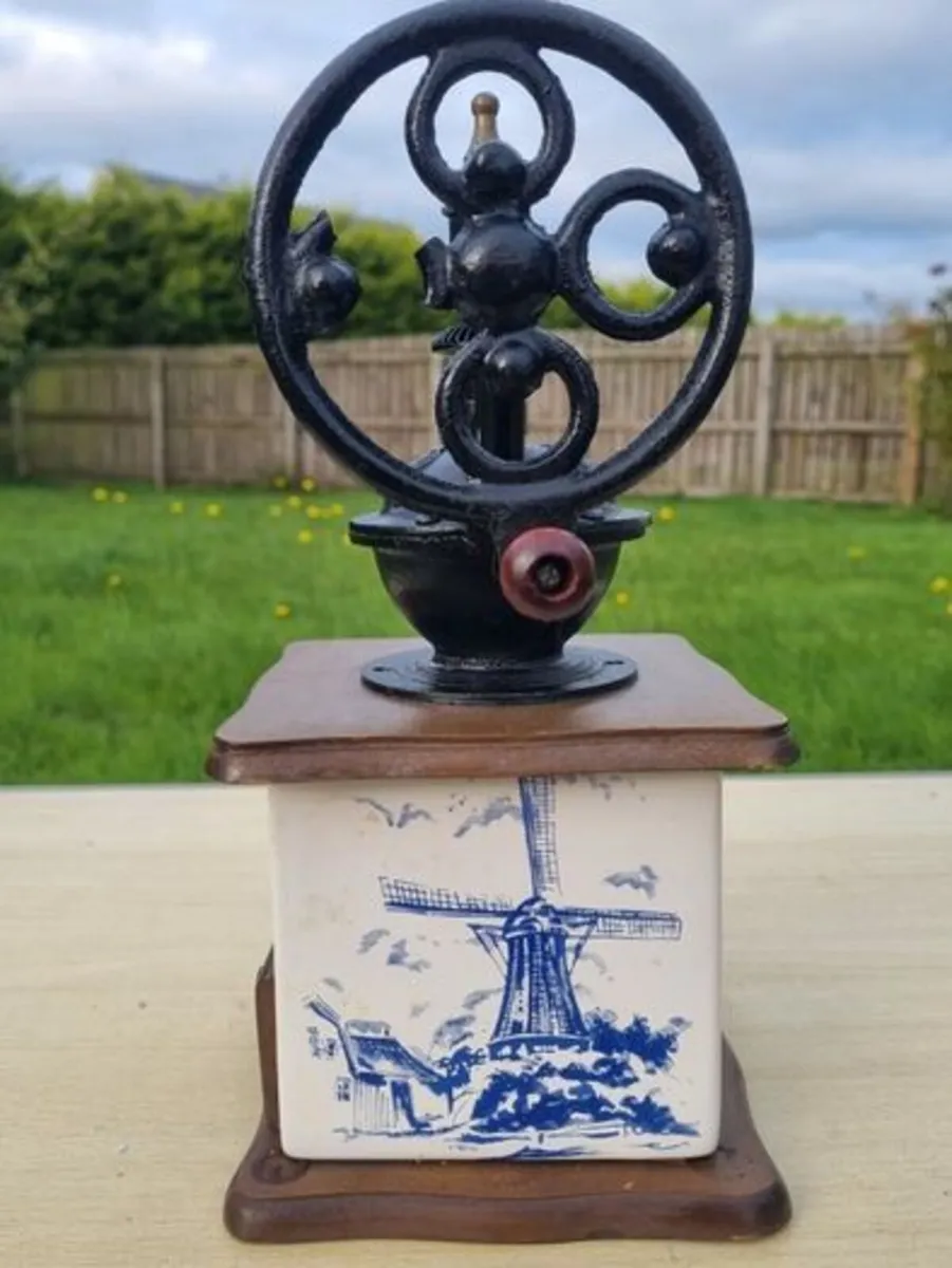Antique Dutch coffee grinder - Image 2
