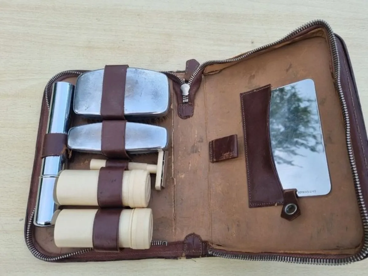 Vintage men's grooming and shaving travel set - Image 4