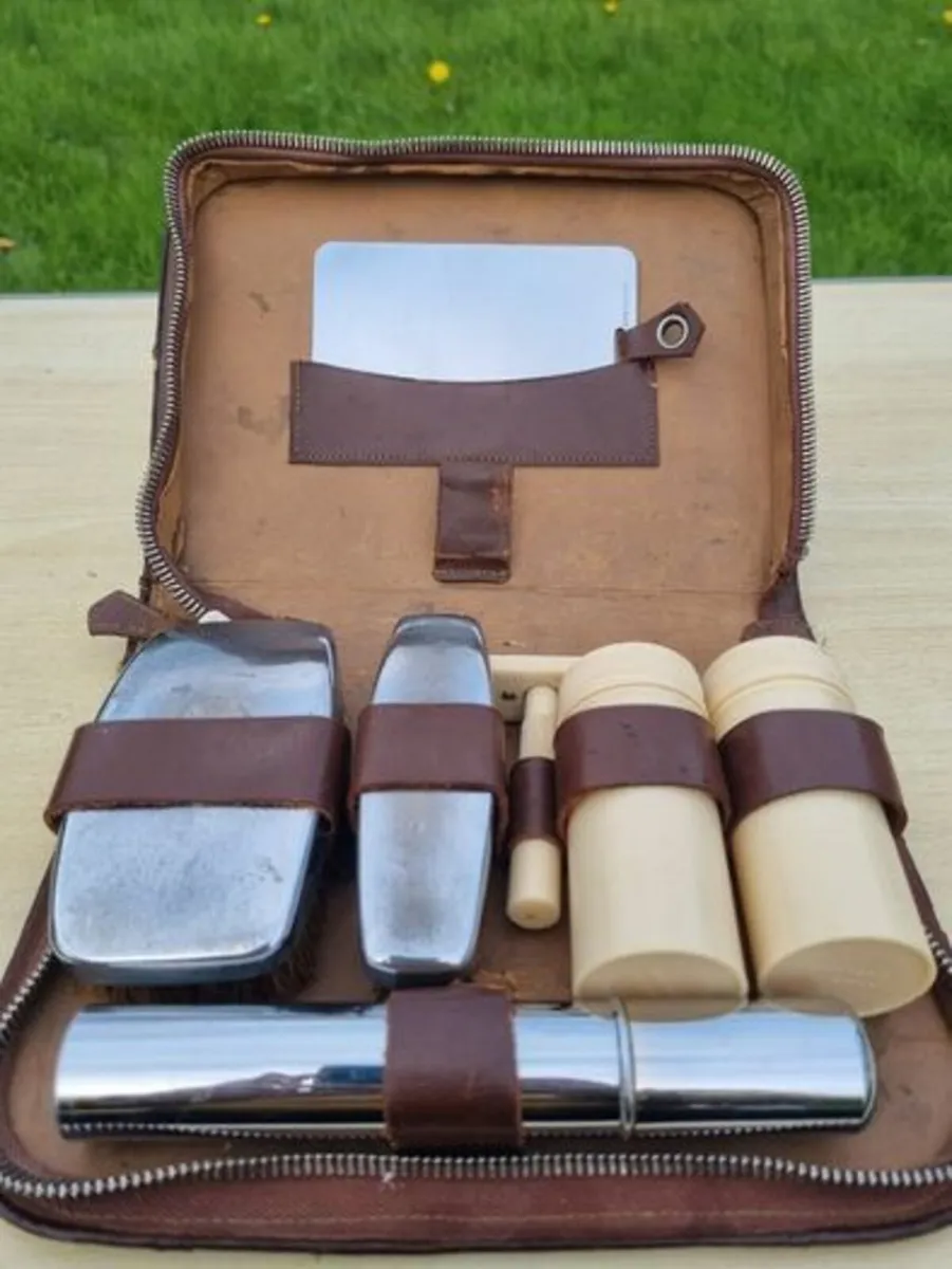 Vintage men's grooming and shaving travel set - Image 1