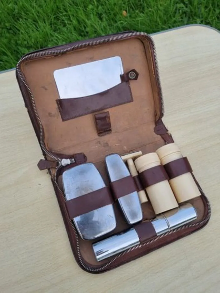 Vintage men's grooming and shaving travel set - Image 2
