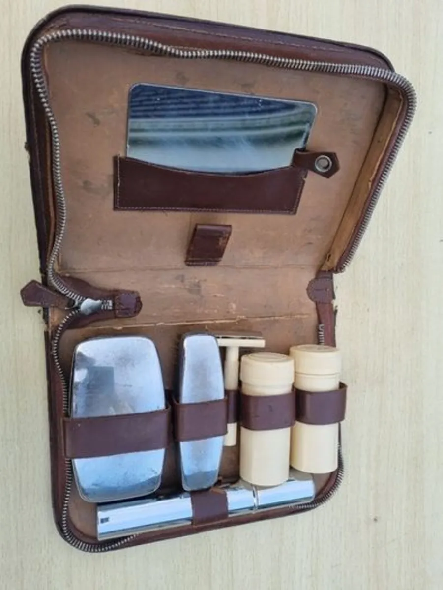 Vintage men's grooming and shaving travel set - Image 3