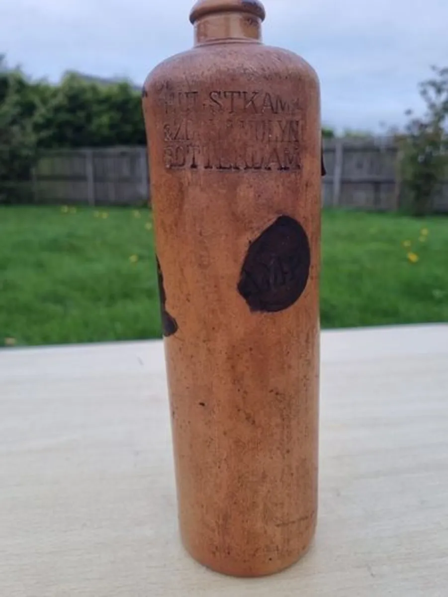 Antique stoneware bottle for Dutch gin (jenever) - Image 1