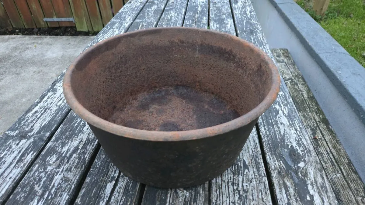 Dowth Hall -Stamped Cast Iron Feed Pot - Image 3