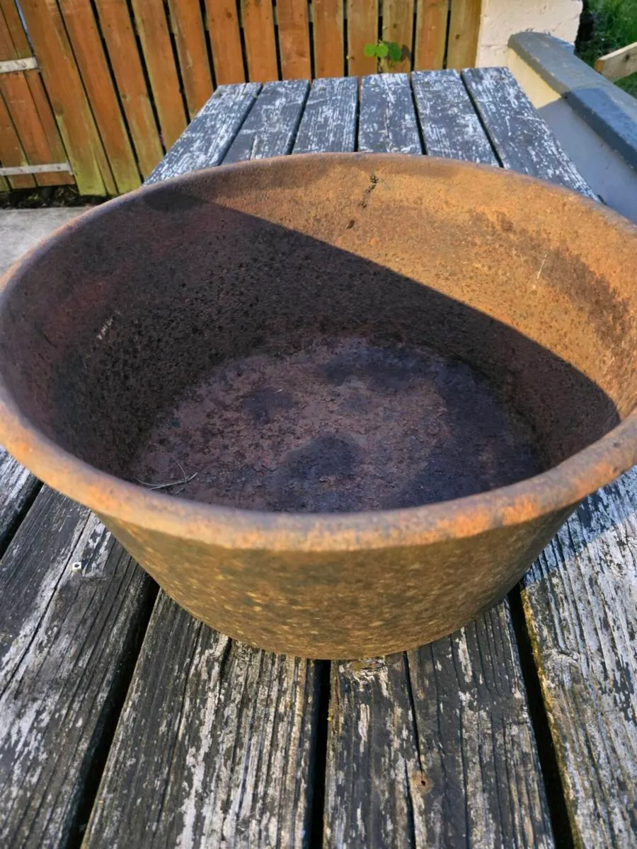 Dowth Hall -Stamped Cast Iron Feed Pot - Image 2