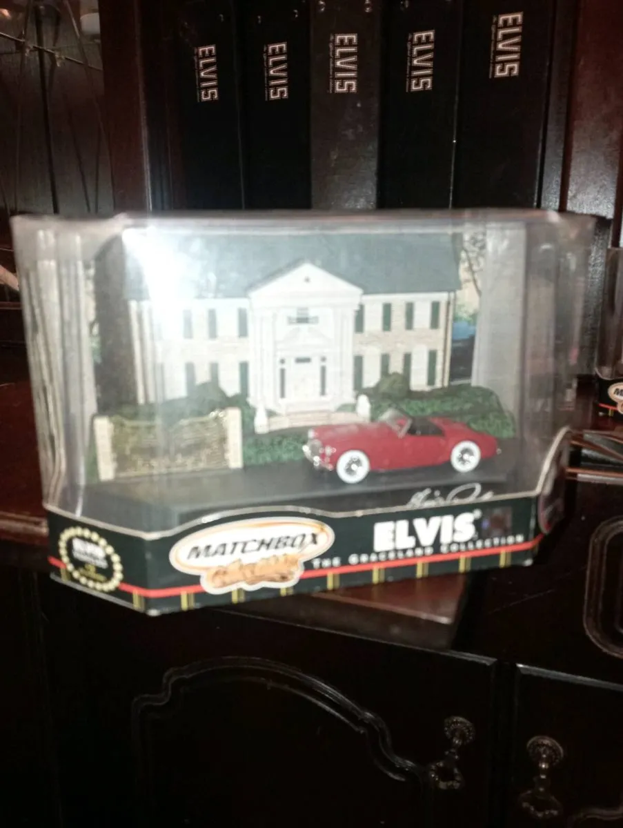ELVIS PRESLEY MEMORABILLIABLE DIECAST MODLE CARS - Image 3