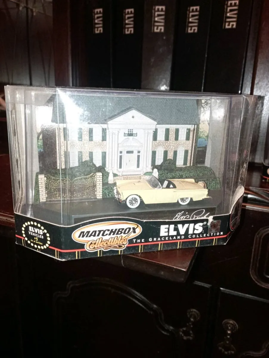 ELVIS PRESLEY MEMORABILLIABLE DIECAST MODLE CARS - Image 4