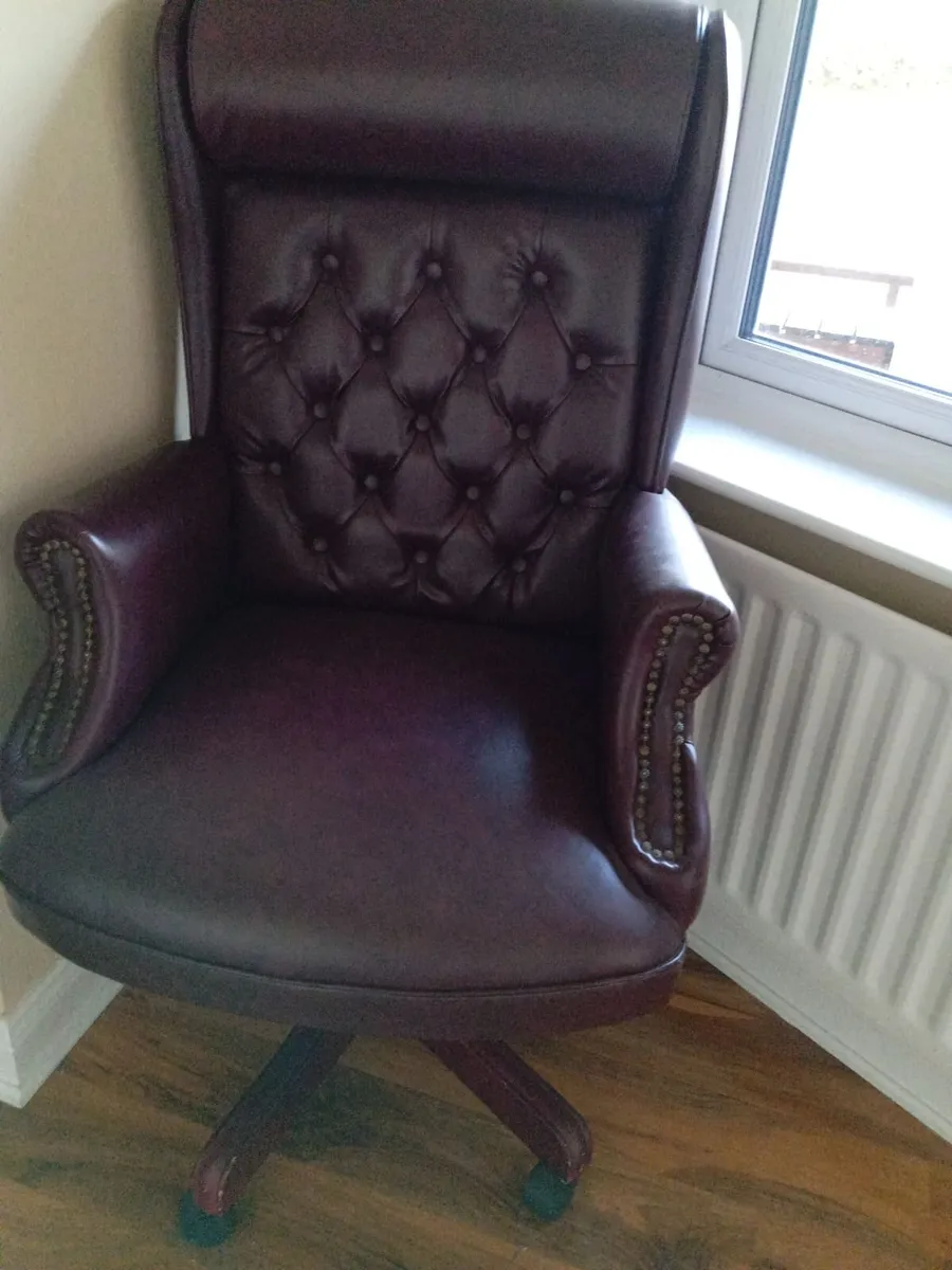Button back chair - Image 1