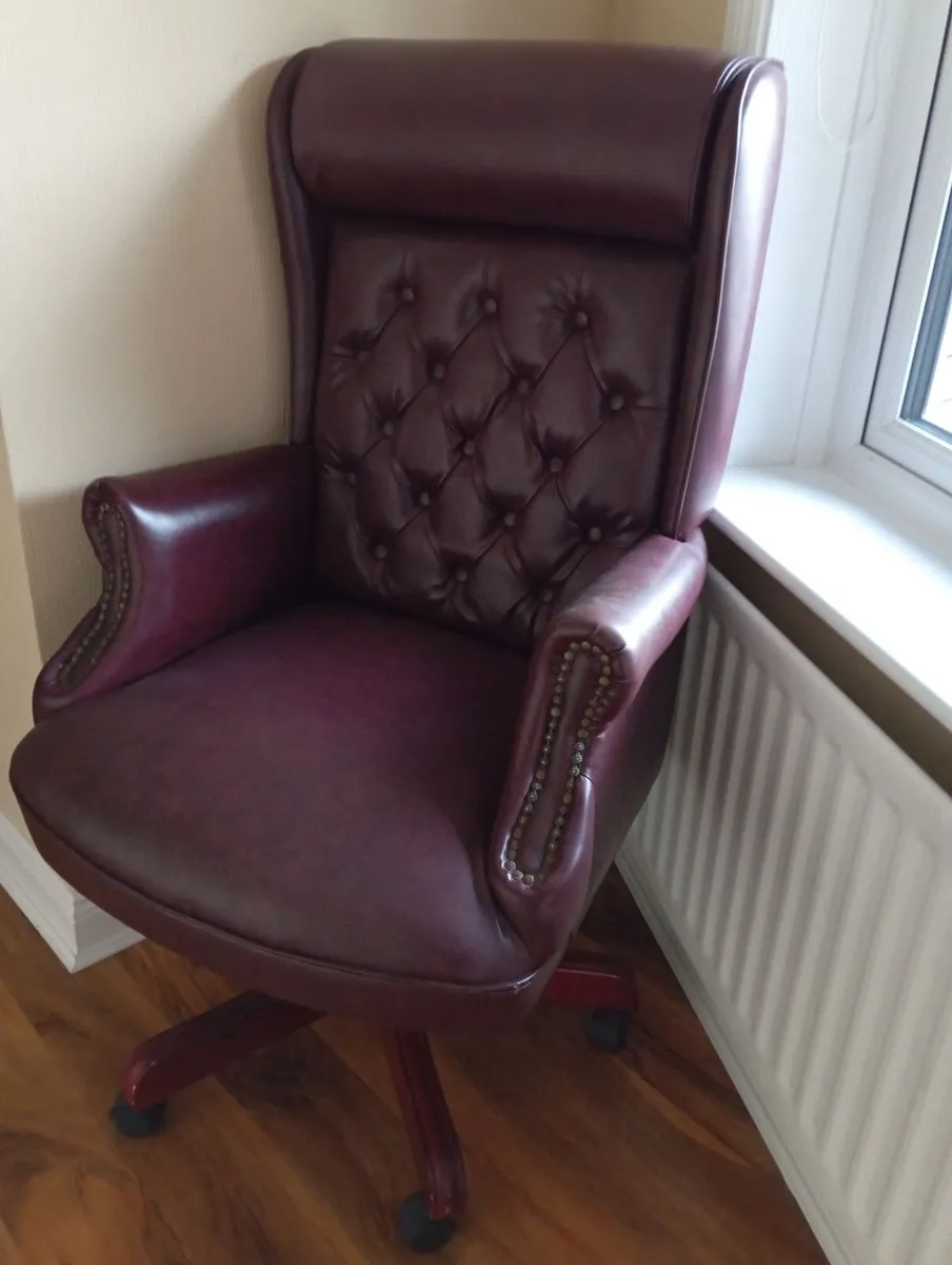 Button back chair - Image 3