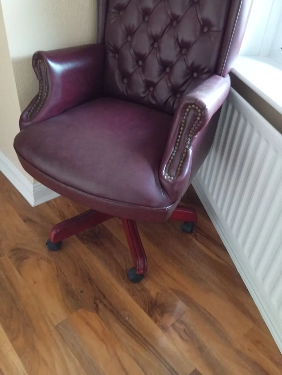 Button back chair - Image 4