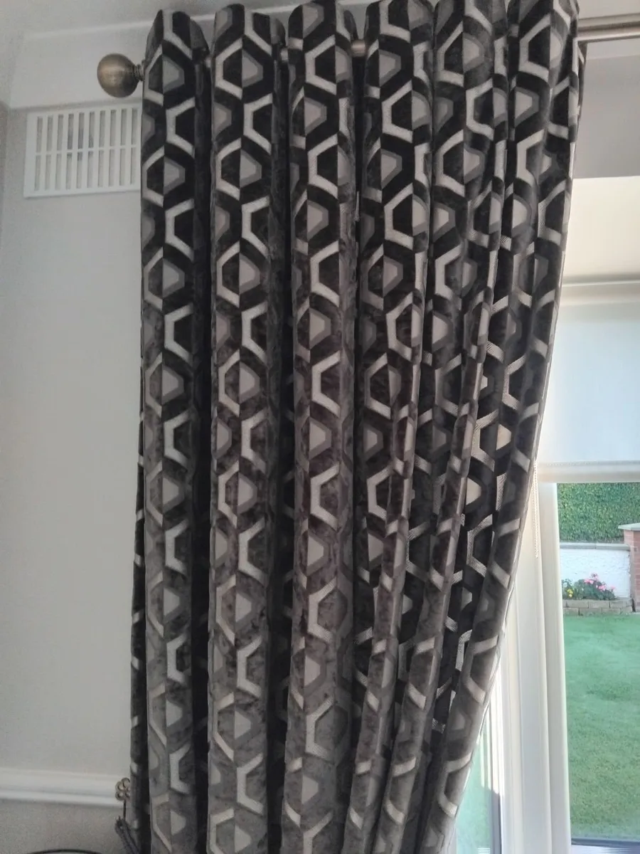 Curtains - Image 4