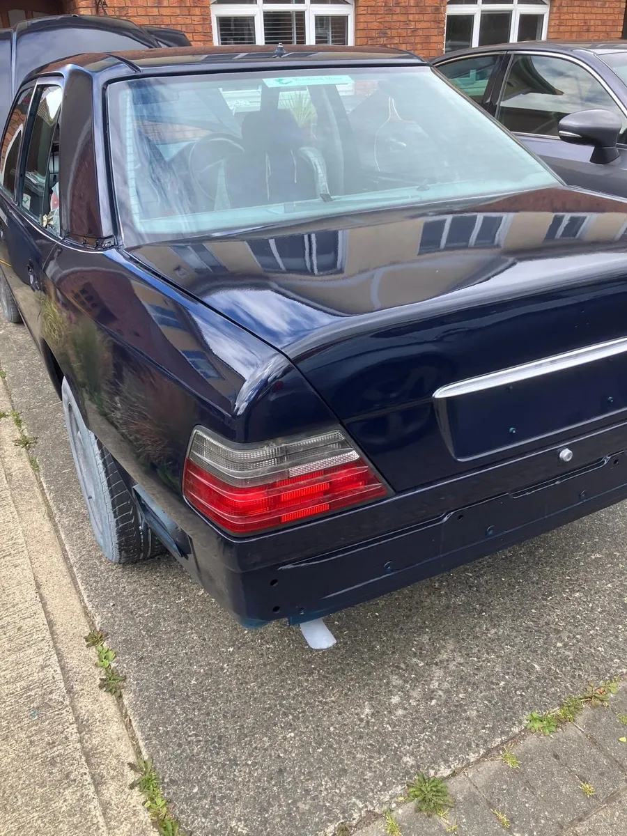 Vintage 1994 W124 E200 Mercedes Benz - Image 4