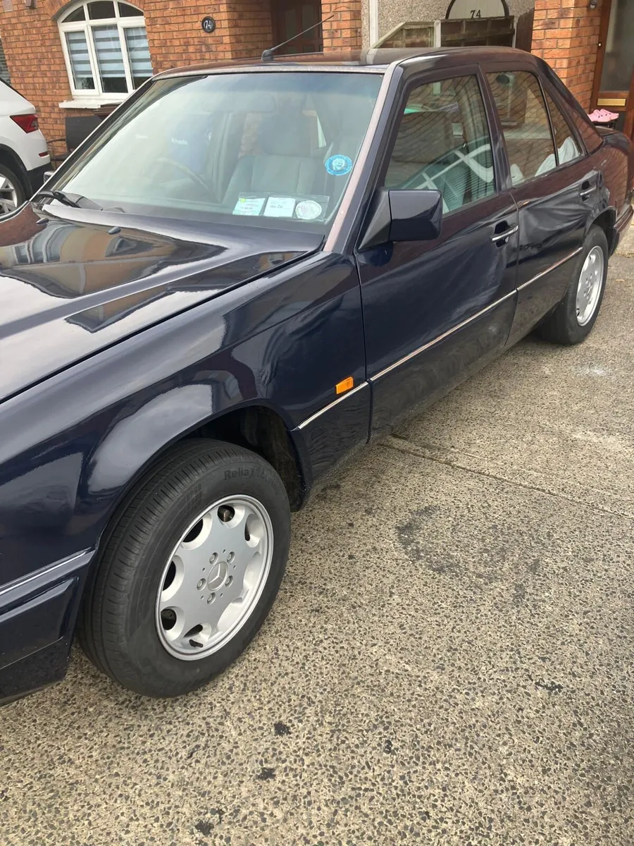 Vintage 1994 W124 E200 Mercedes Benz - Image 2