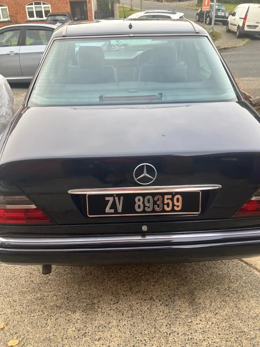 Vintage 1994 W124 E200 Mercedes Benz - Image 3