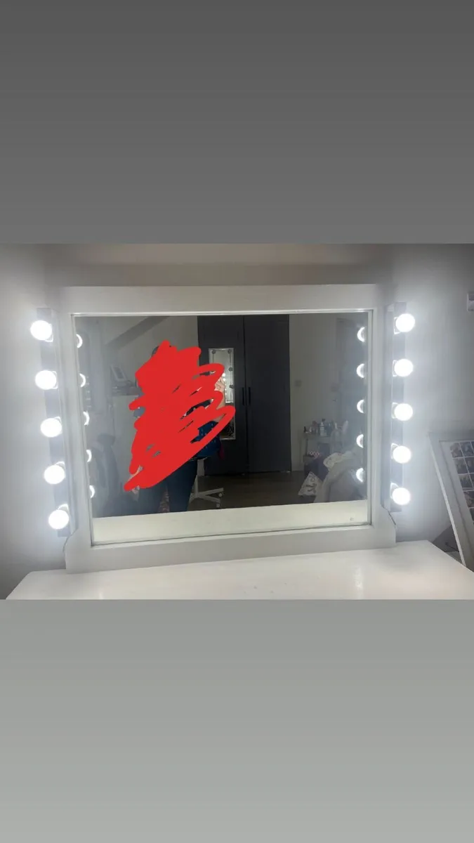 Vanity table & mirror - Image 1